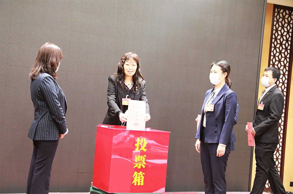 杜玉娟参加市人大会议照片1.jpg