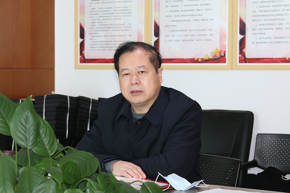 杨国彦主任主持研讨会.jpg